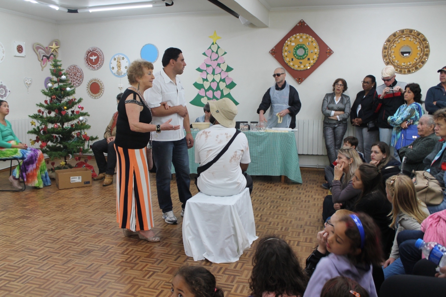 Grupo de usuários encenando o espírito de natal.