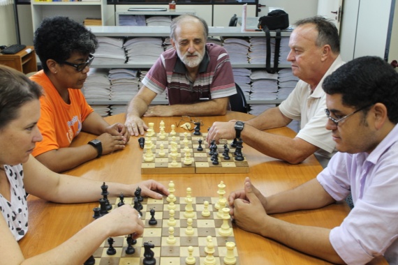 Usuários treinando jogadas nos atendimentos da Oficina de Xadrez