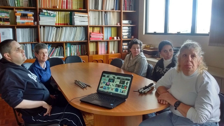 Imagem: Grupo de usuários sentados ao redor de uma mesa, durante um atendimento de estimulação ao raciocínio lógico e memória.